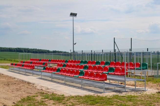 Trybuna stała z siedziskami polietylenowymi, zewnętrzna (7)