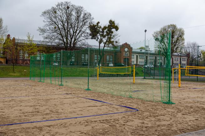 BARRIER NETTING FOR DIVIDING SPORTS COURTS - TELESCOPIC