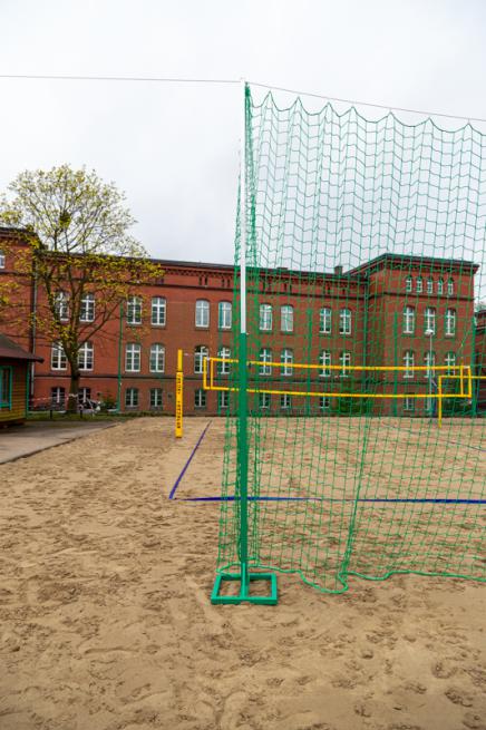 BARRIER NETTING FOR DIVIDING SPORTS COURTS - TELESCOPIC (3)