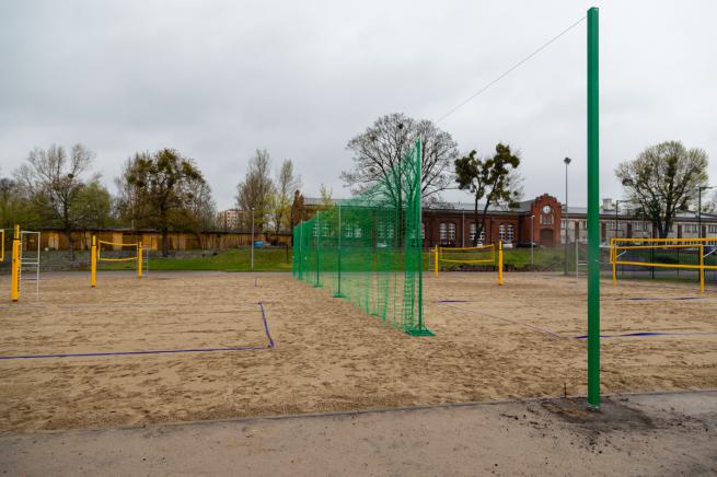 BARRIER NETTING FOR DIVIDING SPORTS COURTS - TELESCOPIC (4)
