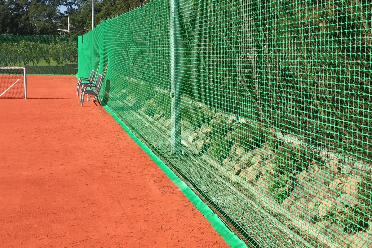Barrier netting for tennis courts